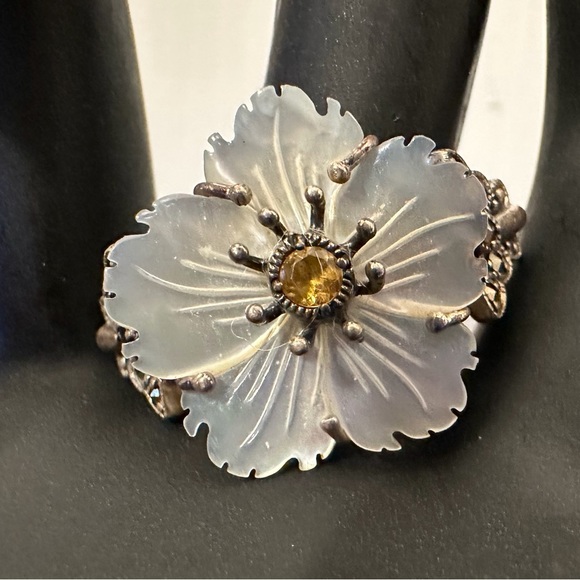 Mother of Pearl Flower Ring w/Butterfly - Picture 3 of 3
